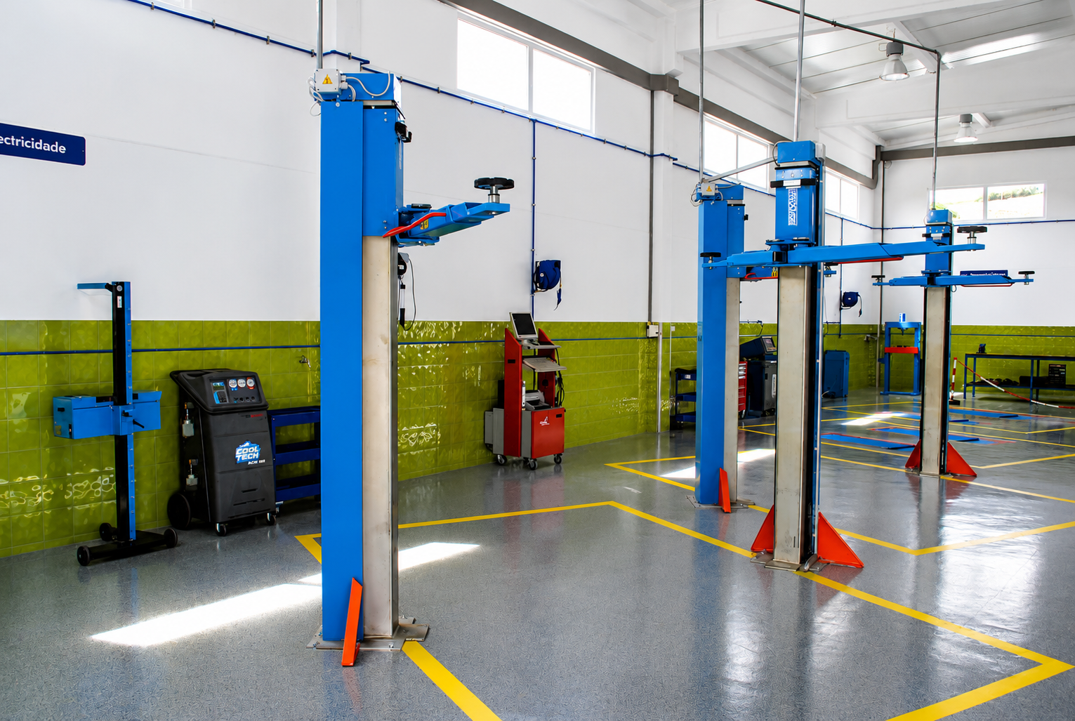 Área técnica da oficina com elevadores